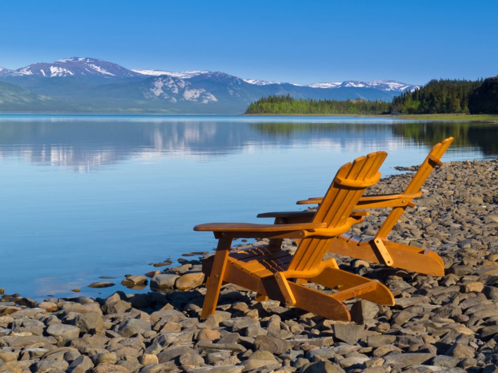 Adirondack chairs bij Laberge Lake | Rondreis Canada