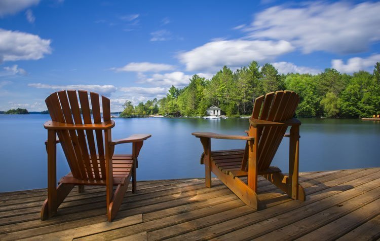 Sfeerbeeld Chairs At Lake Ontario | Rondreis Canada