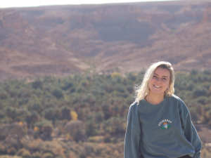 Collega Eva van WRC Reizen met op de achtergrond bomen en bergen