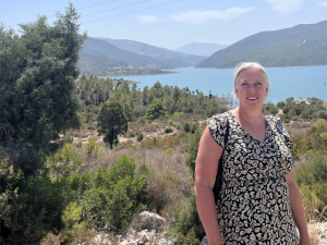 Collega Mirja van WRC Reizen met op de achtergrond bomen, een meer en bergen