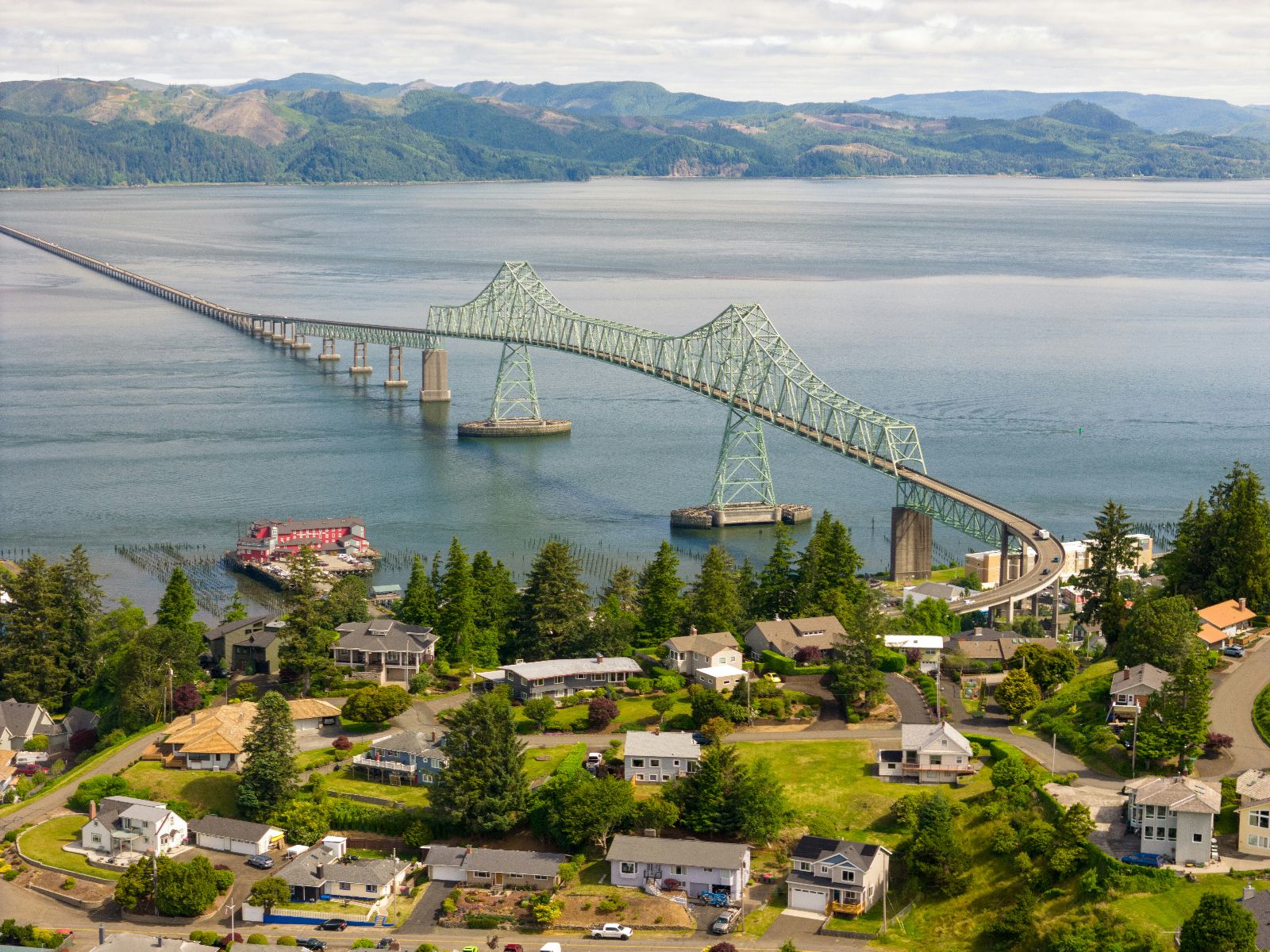 Rondreis Amerika, Astoria, Bovenaanzicht van de stad met de brug