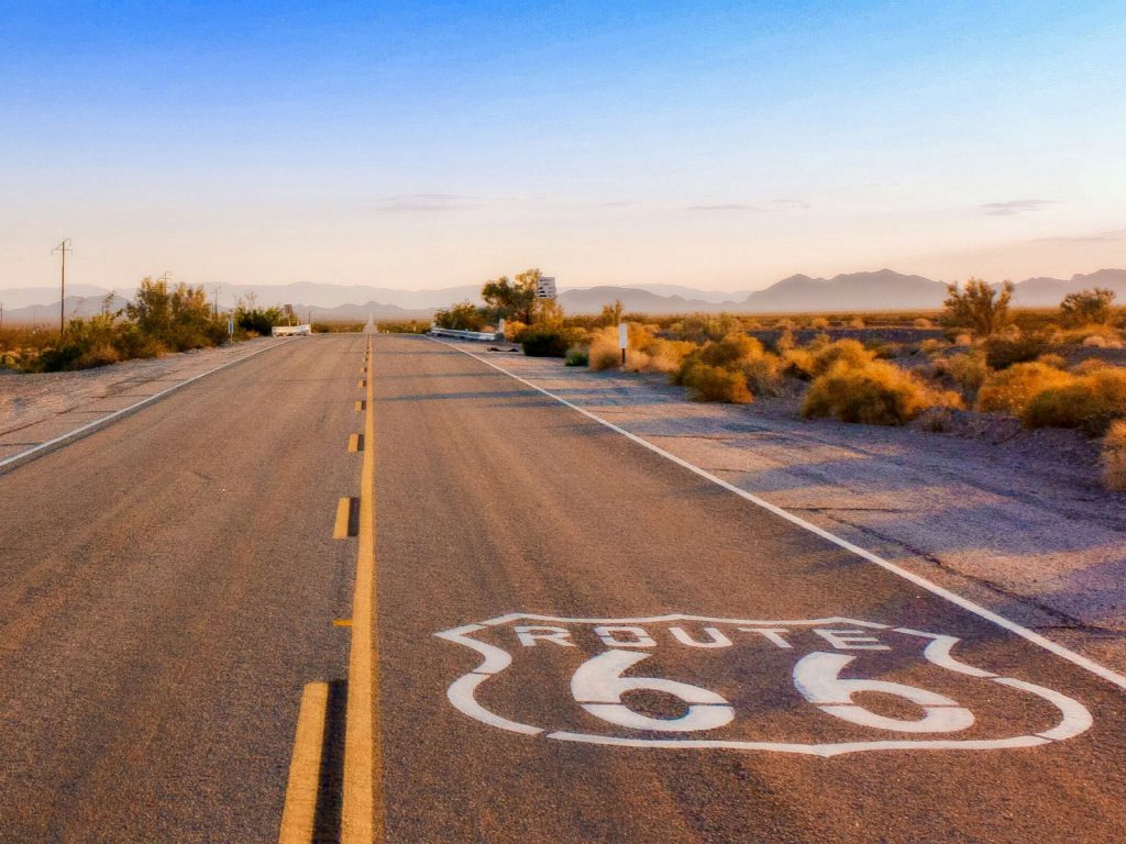 Rondreis Amerika, Route 66, logo op de weg met uitzicht