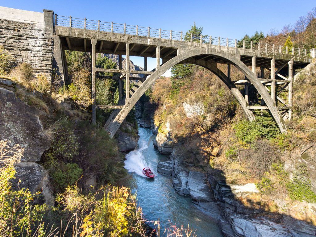 Rondreis Nieuw-Zeeland, Queenstown, brug over een rivier, Beeldbank Pure New Zealand