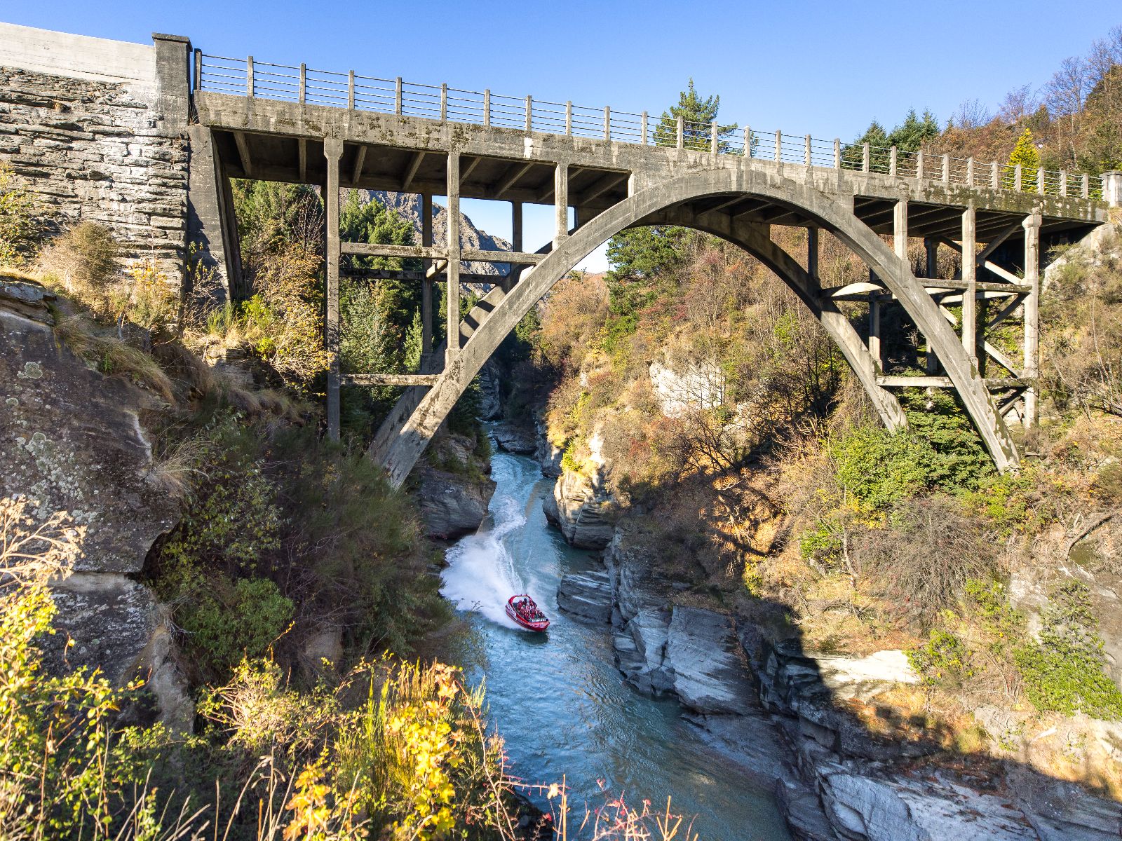 Rondreis Nieuw-Zeeland, Queenstown, brug over een rivier, Beeldbank Pure New Zealand