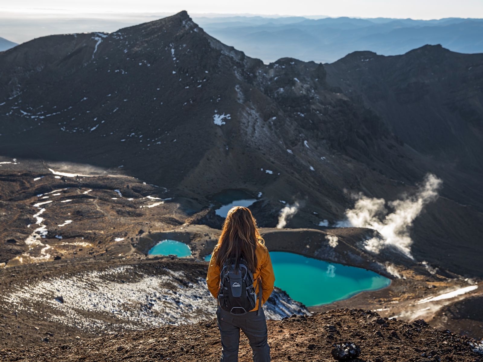 Rondreis Nieuw-Zeeland, Tongariro National Park, hiker bij uitzichtpunt, beeldbank Pure New Zealand