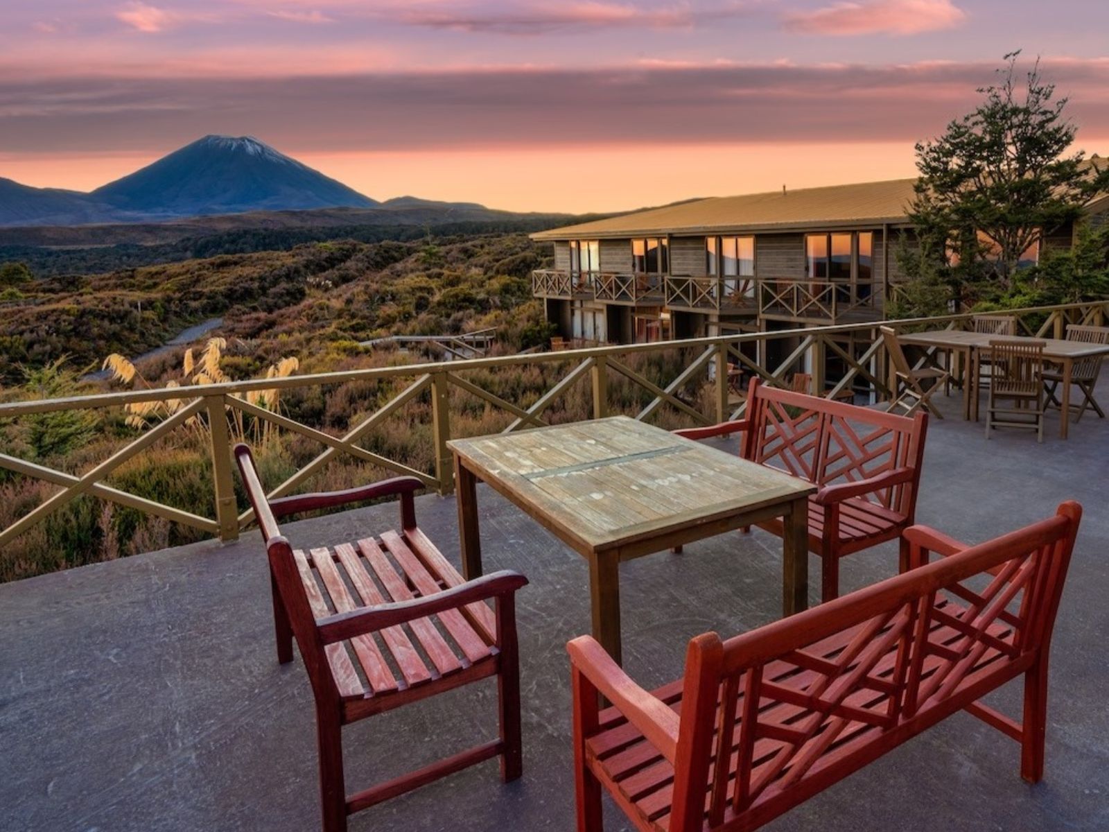 Rondreis Nieuw Zeeland, Tongariro, Skotel Alpine Resort, Uitzicht Zitplek Buiten