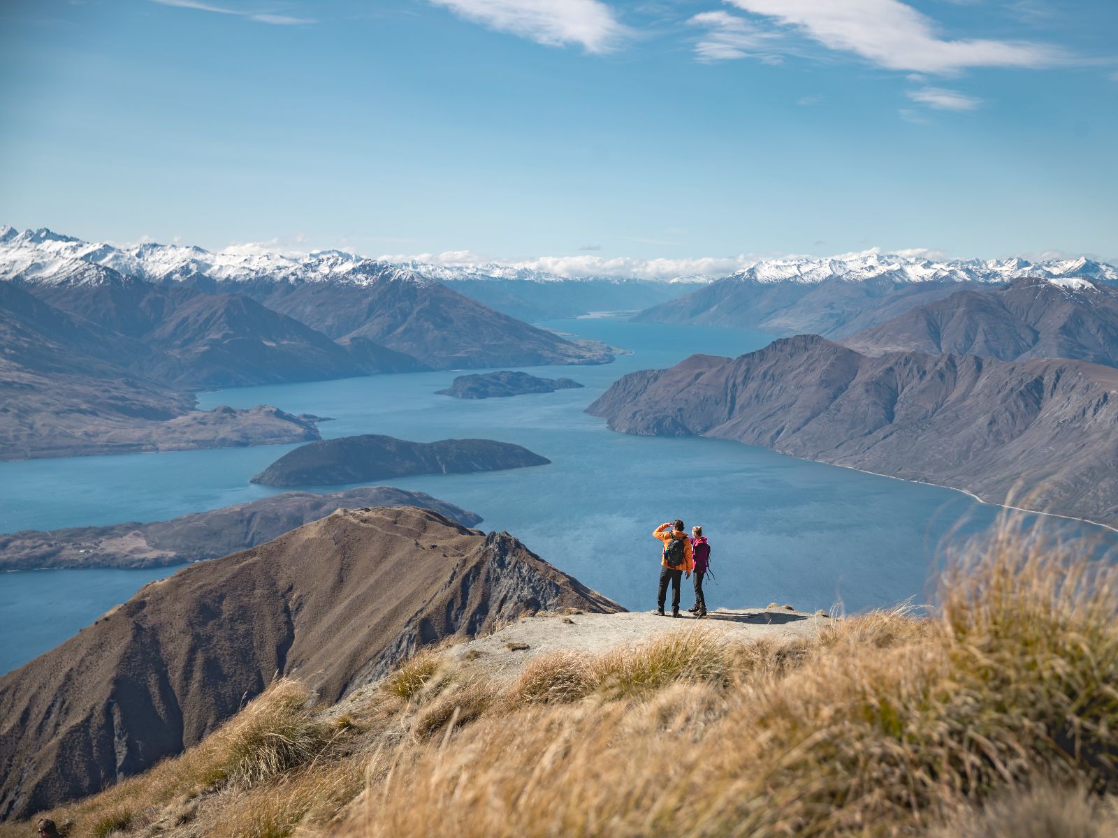 Rondreis Nieuw-Zeeland, Wanaka & Mount Aspiring N.P., twee hikers bij uitichtpunt, beeldbank Pure New Zealand