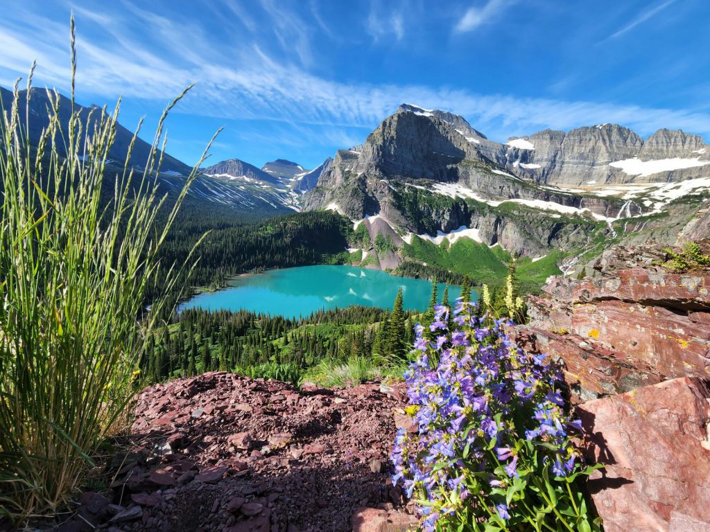 Rondreis Amerika, Glacier National Park, Zonnige dag en helder meer met bergen en bossen van boven