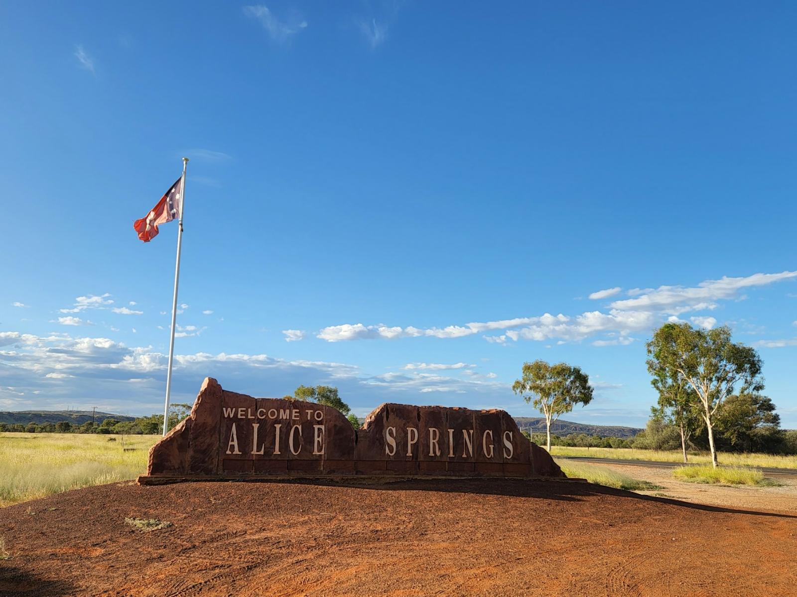 Rondreis Australië, Alice Springs, rots met naam en vlag