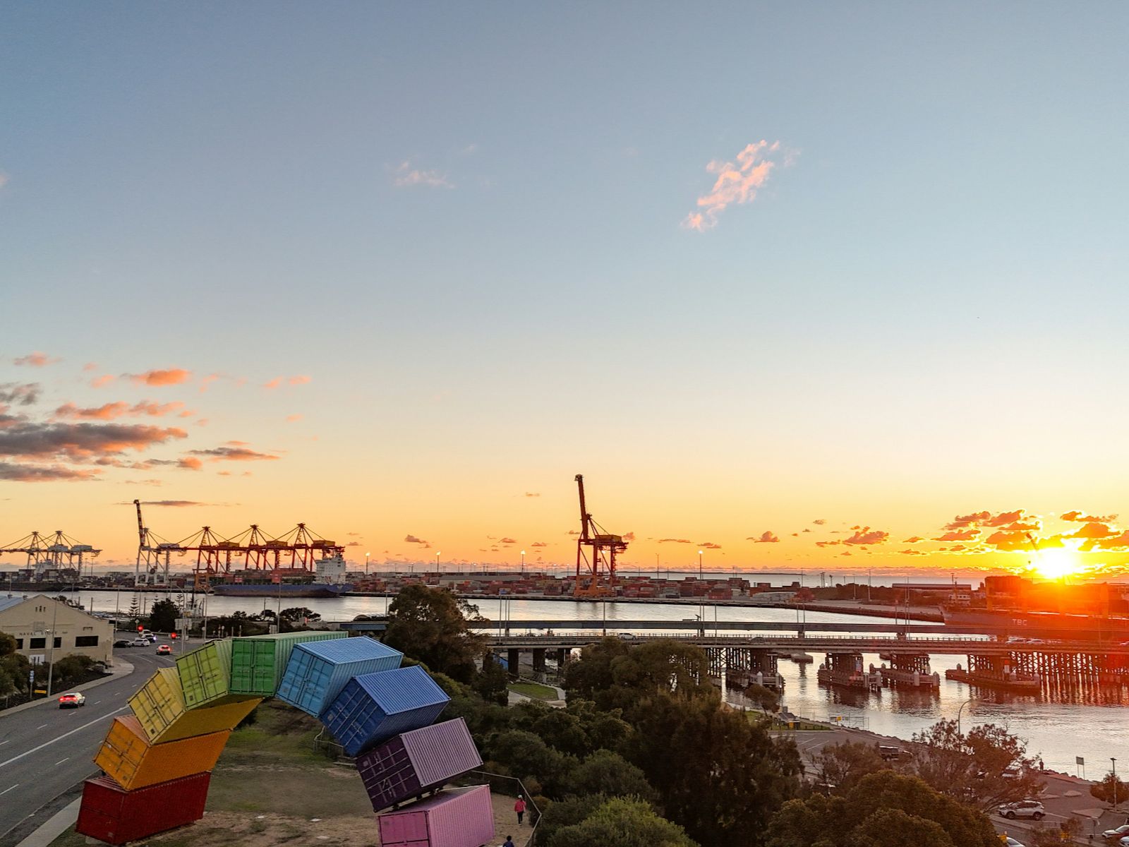 Rondreis Australië, Fremantle, Zonsondergang bij de haven en regenboog kunstwerk
