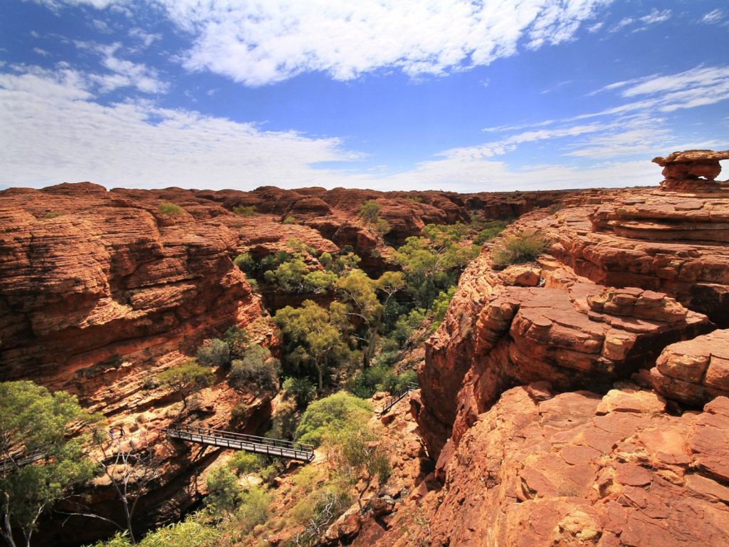 Rondreis Australië, Kings Canyon, kloof met blauwe lucht