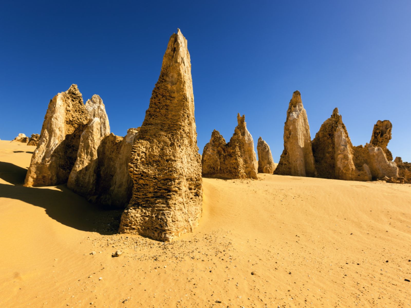 Rondreis Australie, Nambung National Park, Pinnacles met blauwe lucht