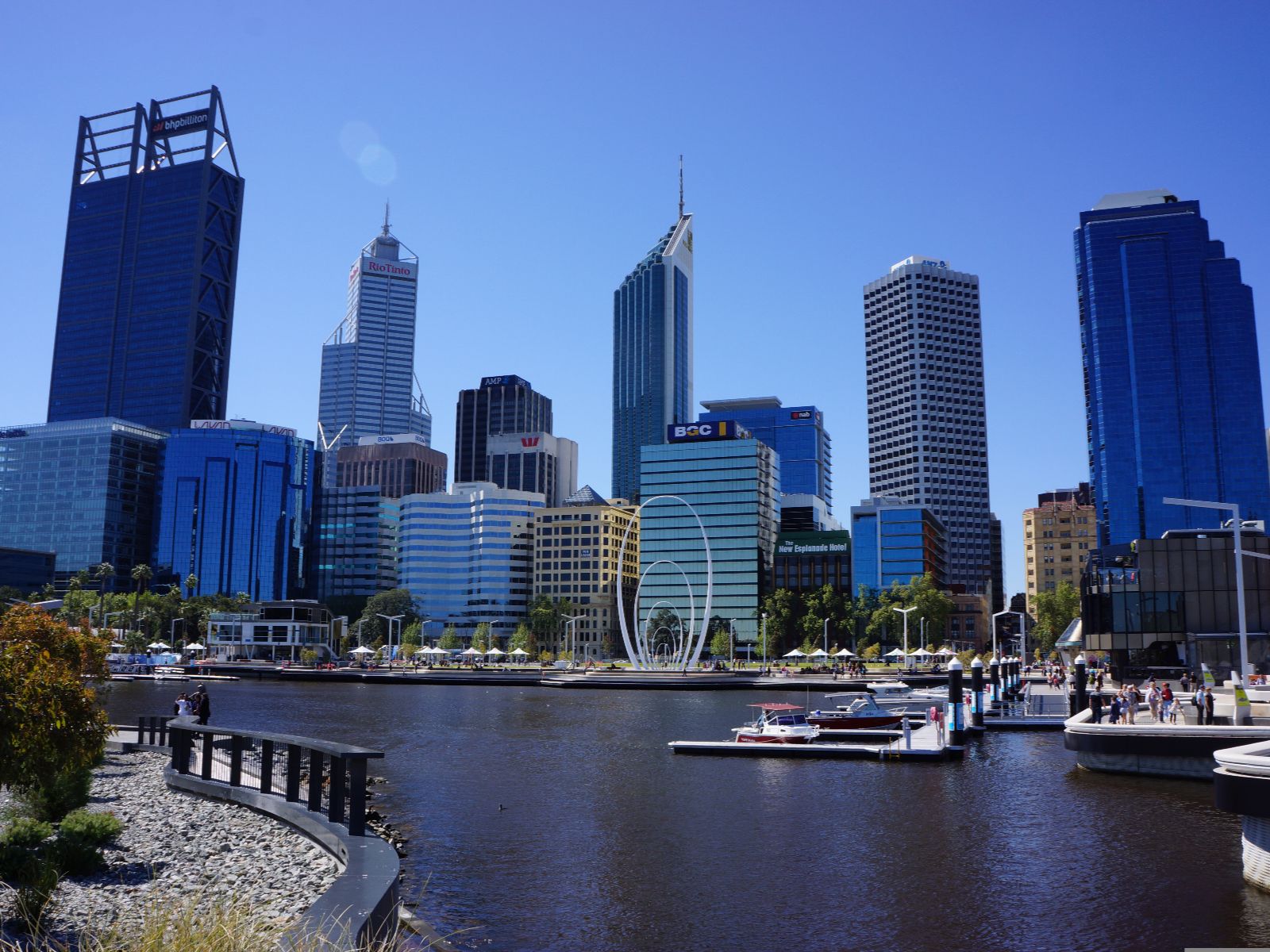 Rondreis Australië, Perth, skyline met pad langs water