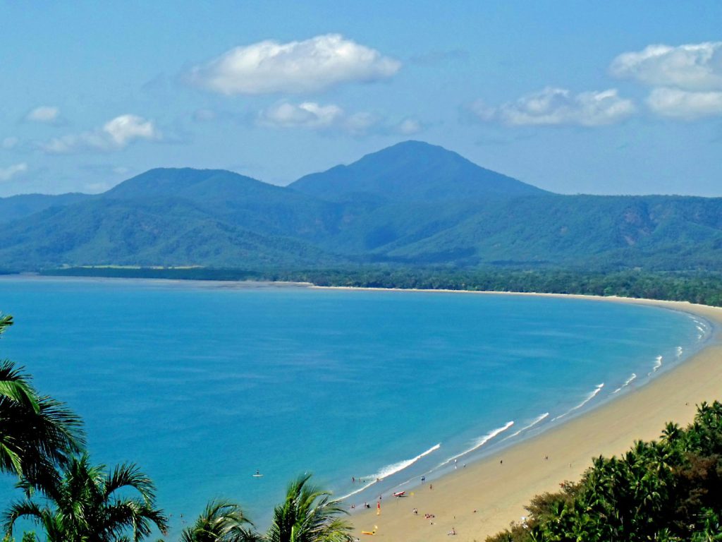Rondreis Australië, Port Douglas, strand met blauw water