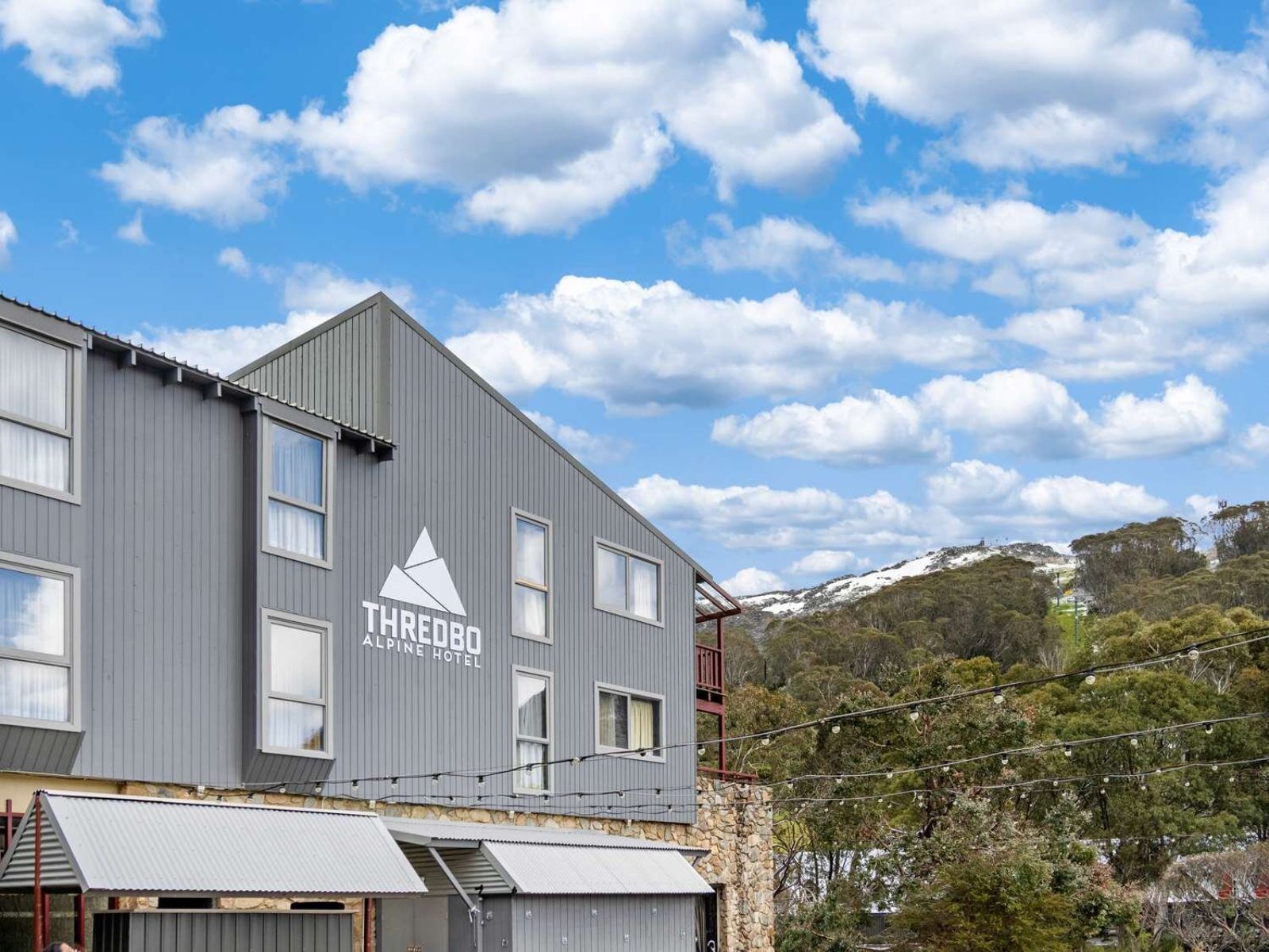 Rondreis Australië, Snowy Mountains, Thredbo Alpine Hotel, vooraanzicht accommodatie