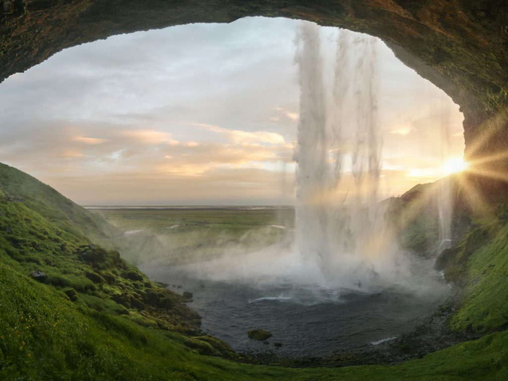 Rondreis IJsland, Seljalandsfoss, waterval bij zonsondergang