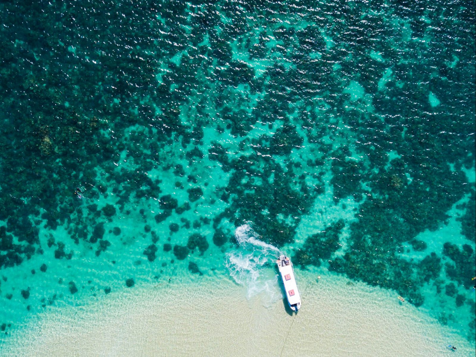 Rondreis Australië, Coral Bay, bovenaanzicht bootje