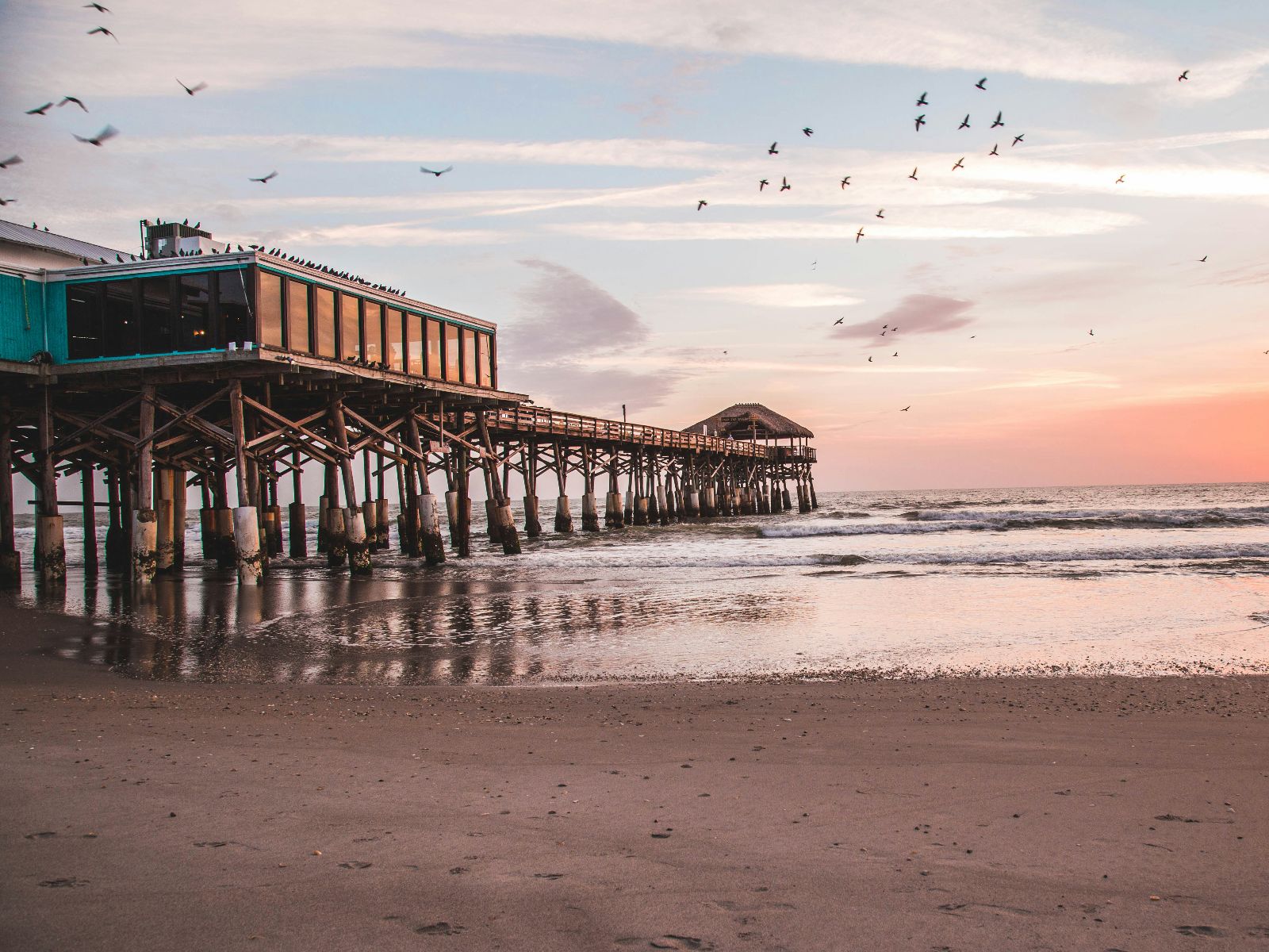 Rondreis Amerika, Cocoa Beach, Pier met uitzicht op zee met vogels en zonsondergang