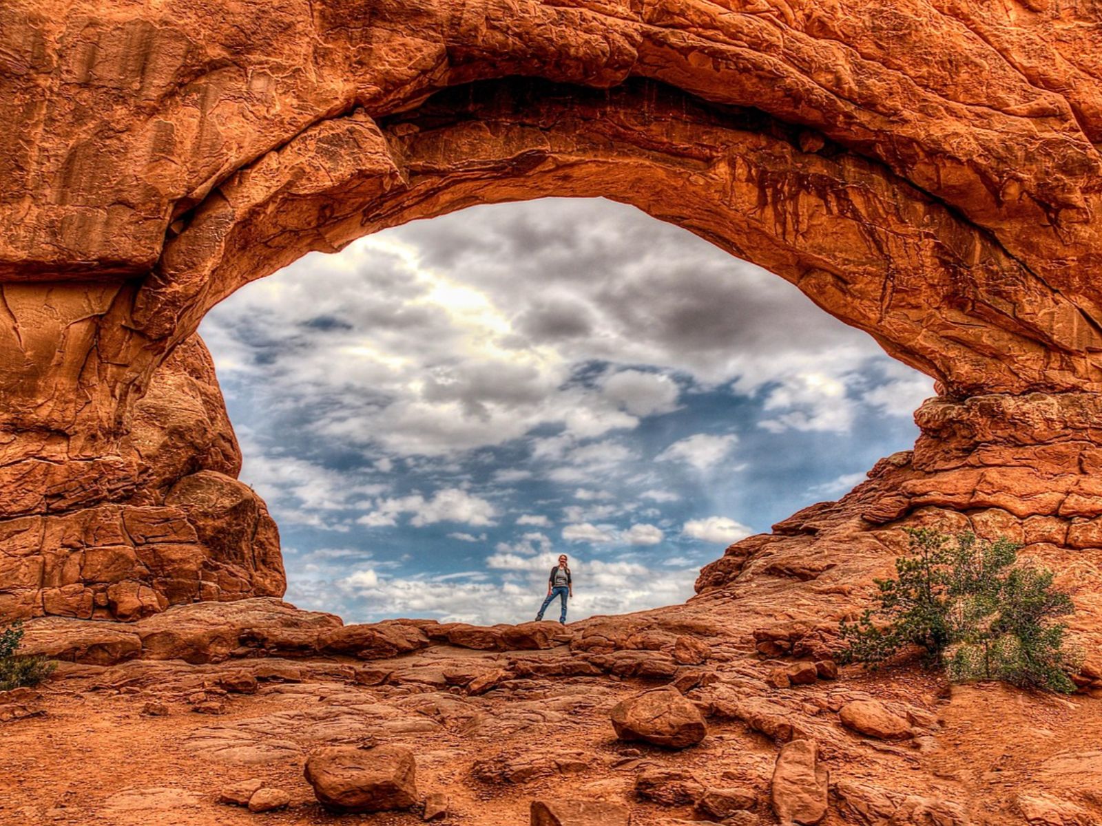 Rondreis Amerika, Moab, Arches N.P & Canyonlands, vrouw onder een boog