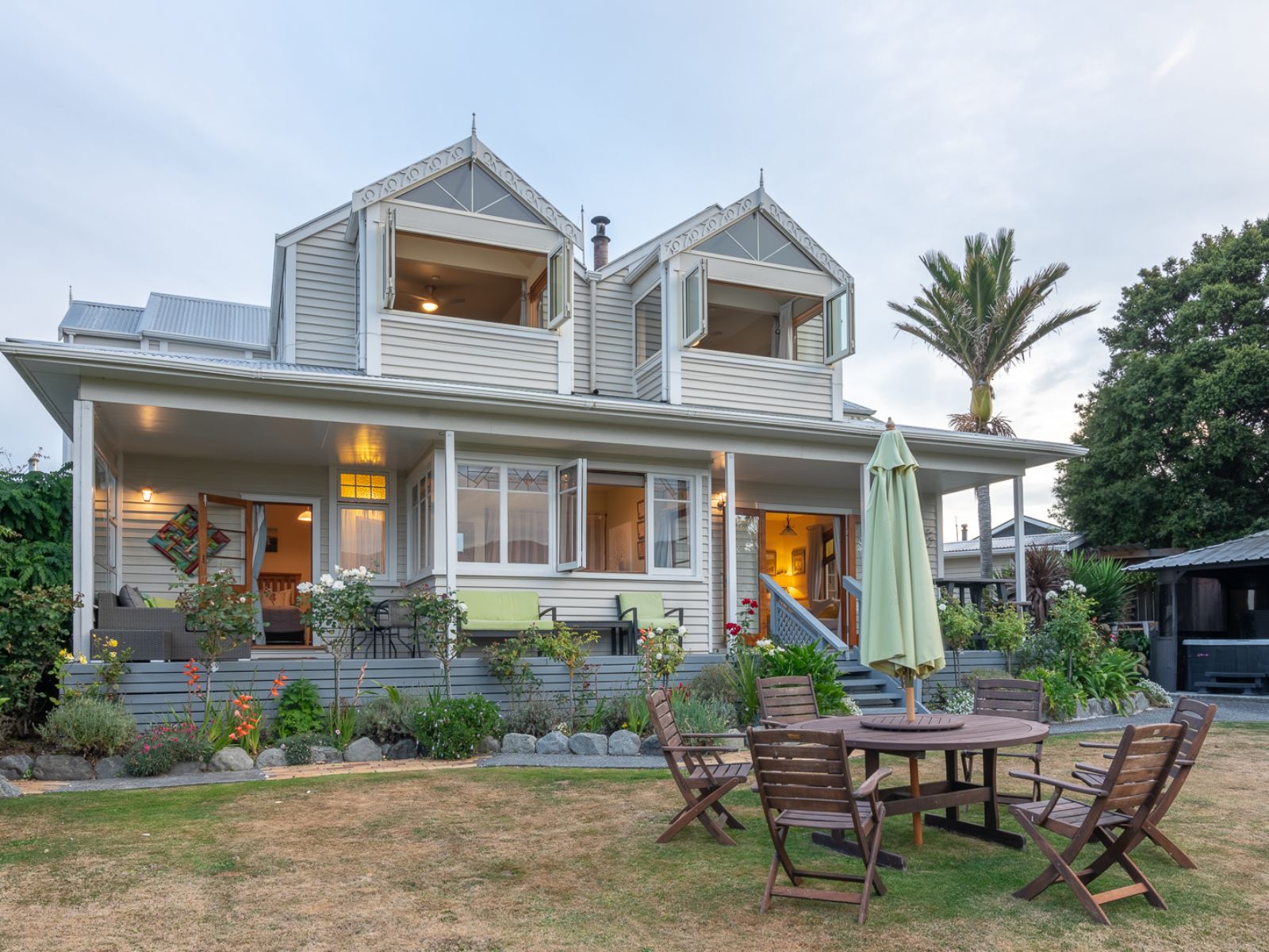 Rondreis Nieuw Zeeland, Kaikoura, Nikau Lodge, Vooraanzicht Gebouw