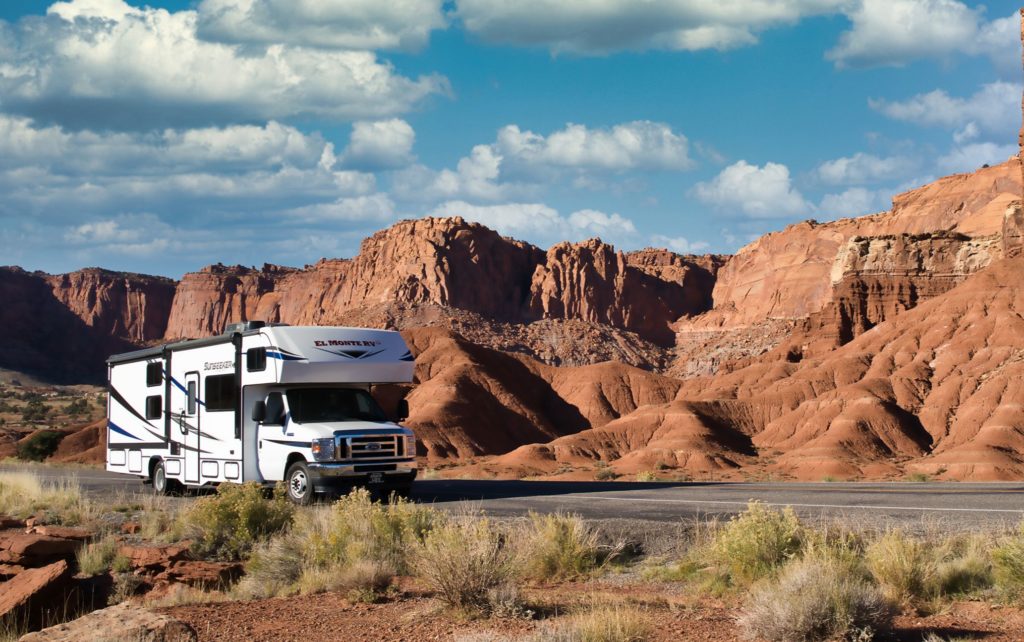 Rondreis Amerika, Camper reis, Road Bear camper met uitzicht op berglandschap