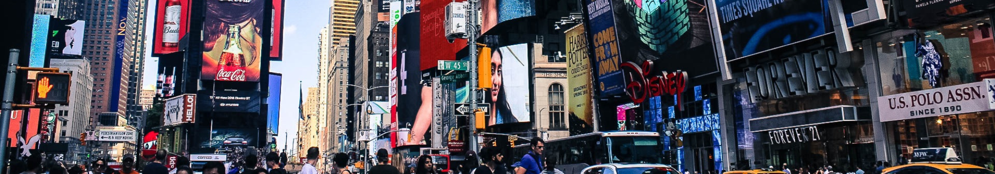 Time Square New York vol met mensen en billboards