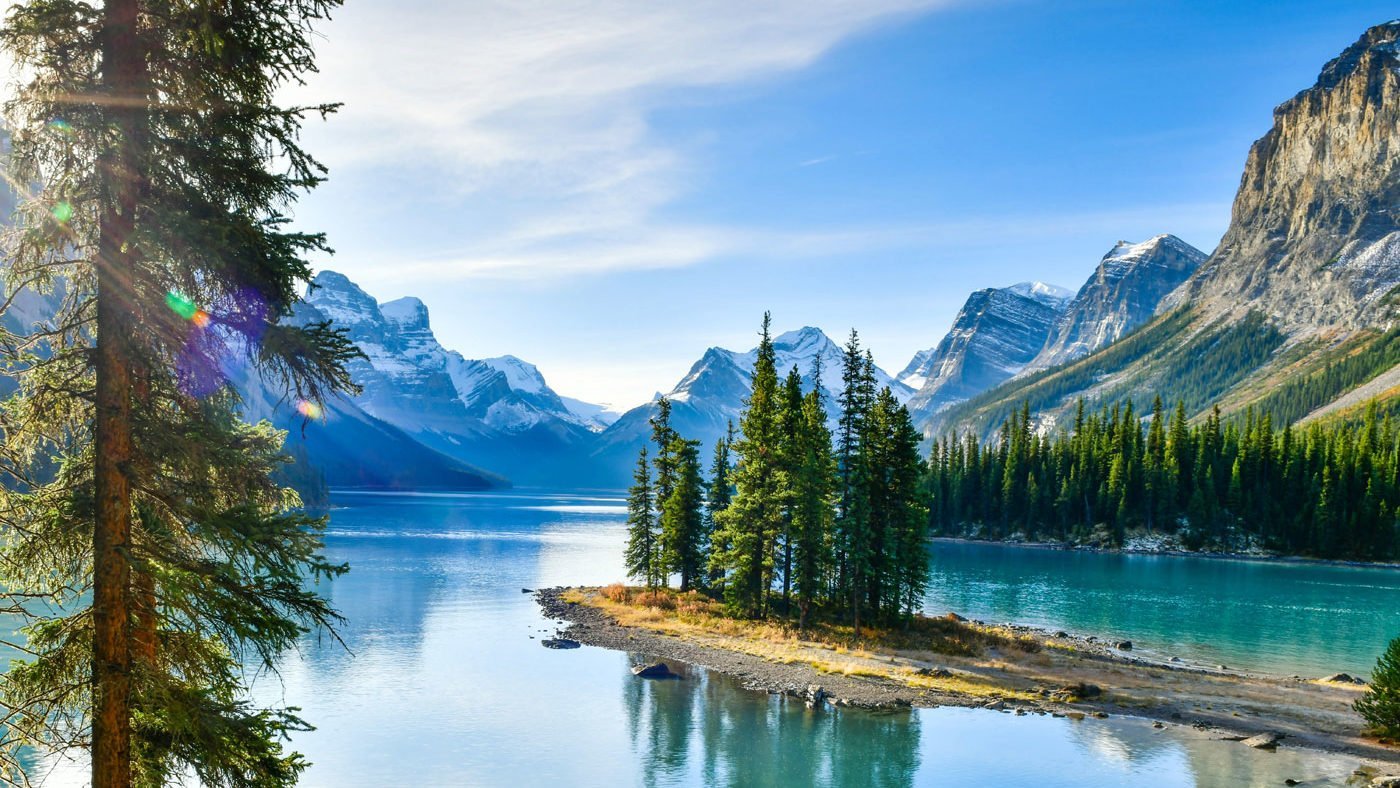 Rondreis Canada, Jasper National Park, Lake Maligne, meer met bomen en bergen