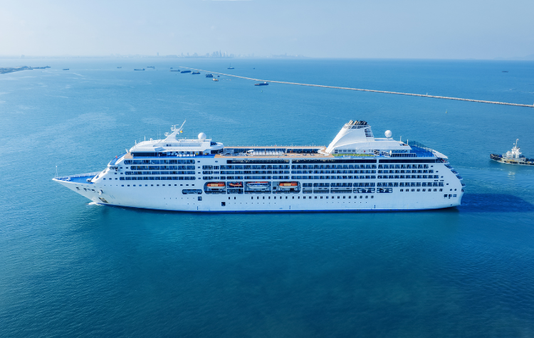 luxe cruise schip in de oceaan vroeg in de ochtend toerisme gebruik
