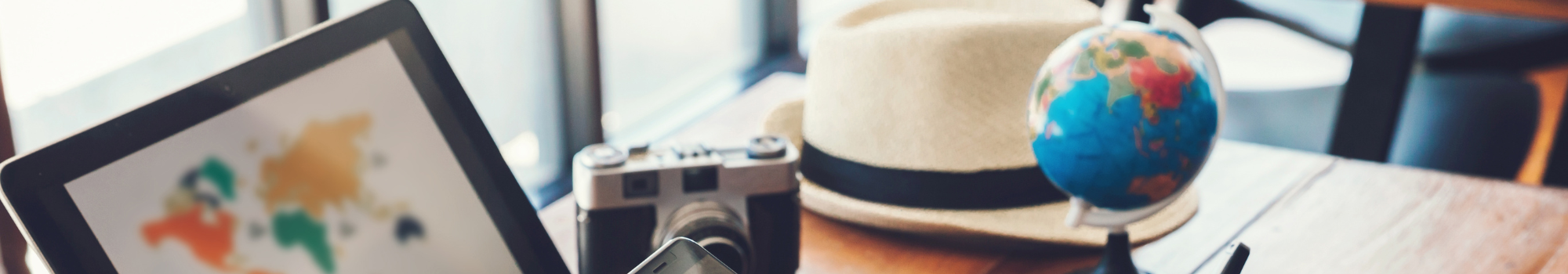 Persoon die een vakantie aan het plannen is en online informatie opzoekt
