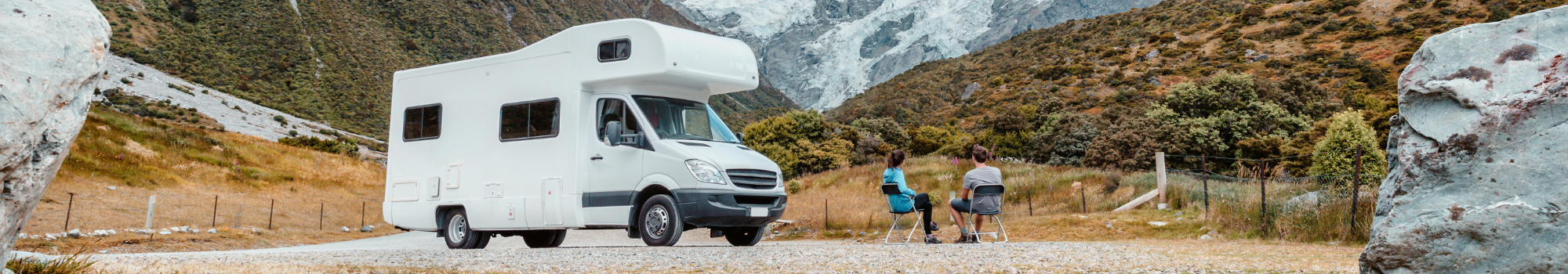 Motorhome camper in Nieuw-Zeeland. Toeristen kijken naar Aoraki Mount Cook ?Nationaal Park