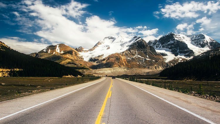 Rondreis Canada - Icefields-Parkway-besneewde-bergtoppen