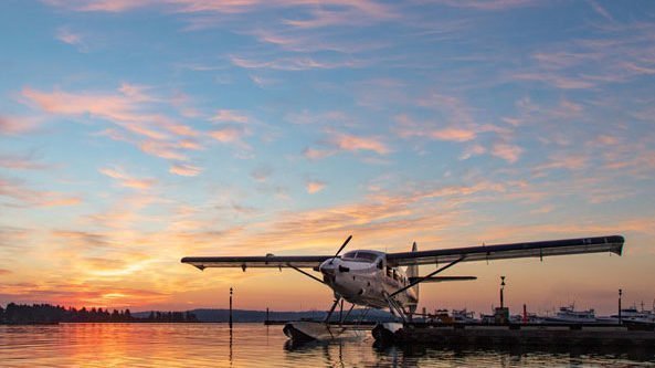 Watervliegtuig in Canada bij zonsondergang