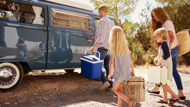 Camper met kinderen met koelbox