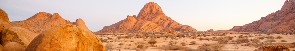 Spitzkoppe gebied met pittoreske rotsformaties in Damaraland, Namibië