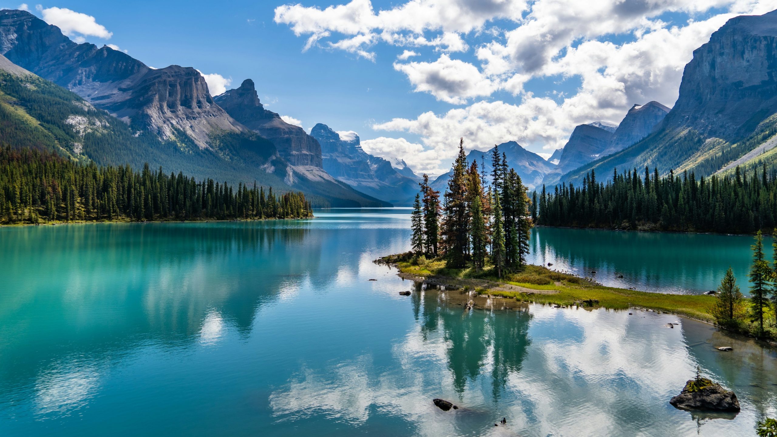 Spirit Island in Maligne Lake - camperreis West-Canada