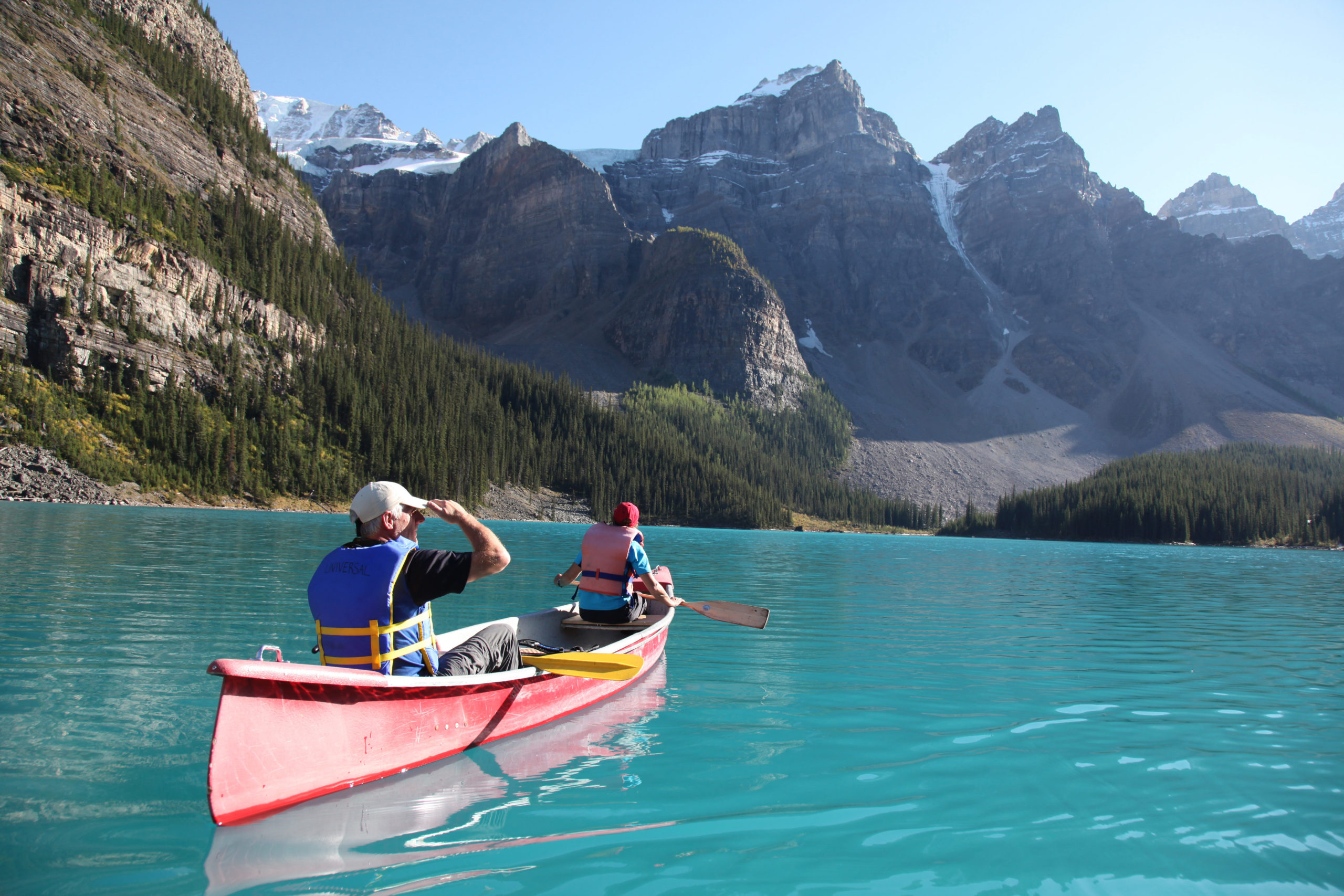 Kanoën op Moraine Lake in Canada