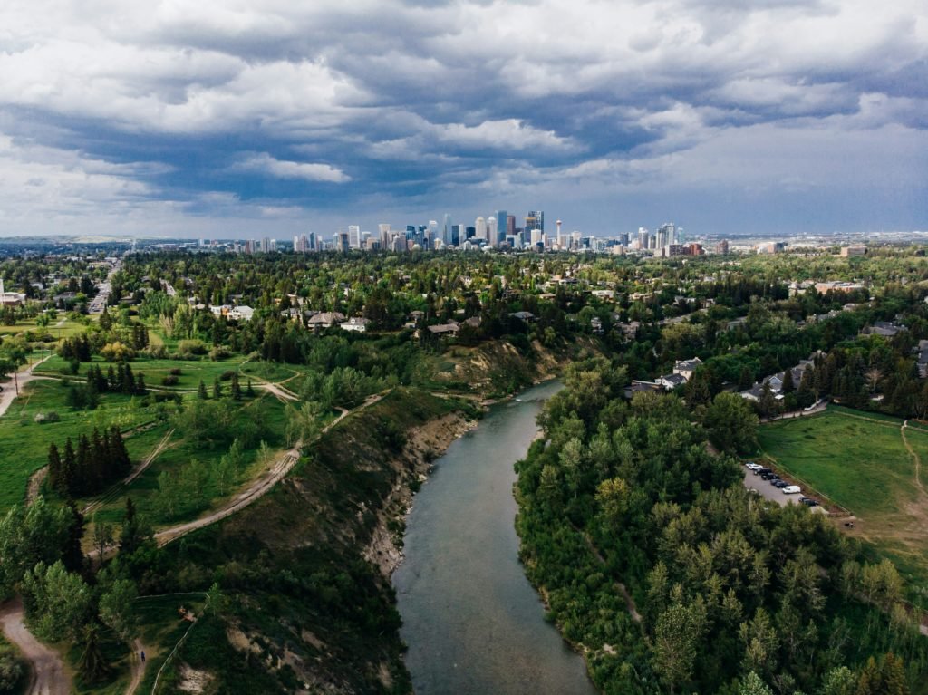 Rondreis Canada, Calgary Canada, stad met rivier en bomen