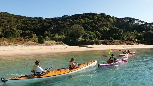Rondreis Nieuw-Zeeland, Bay of Islands, kano's op het water