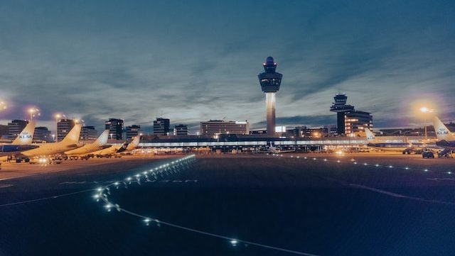 Rondreis, Amsterdam, Schiphol airport in de avond