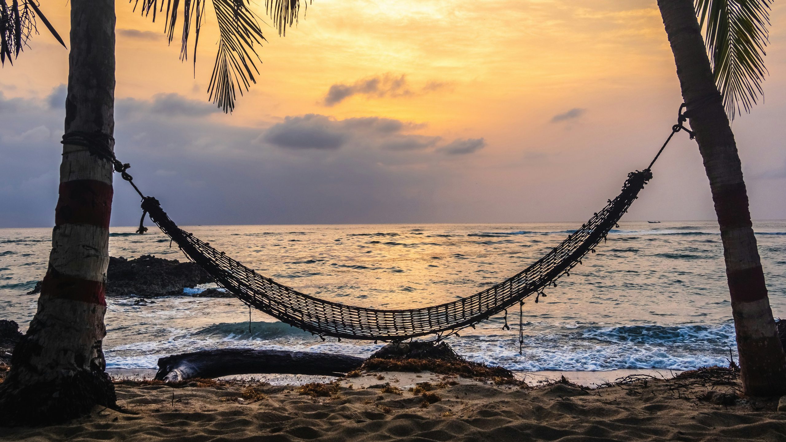 Rondreis Panama, strand, hangmat met zonsondergang