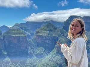 Collega Denise in Zuid-Afrika met bergen