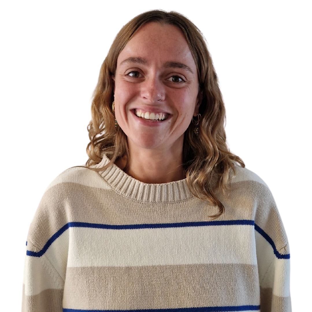 Collega Denise bij WRC Reizen met een witte achtergrond