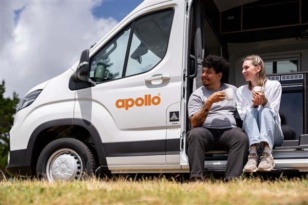 Apollo, Hitop NZ, exterieur mensen in deuropening