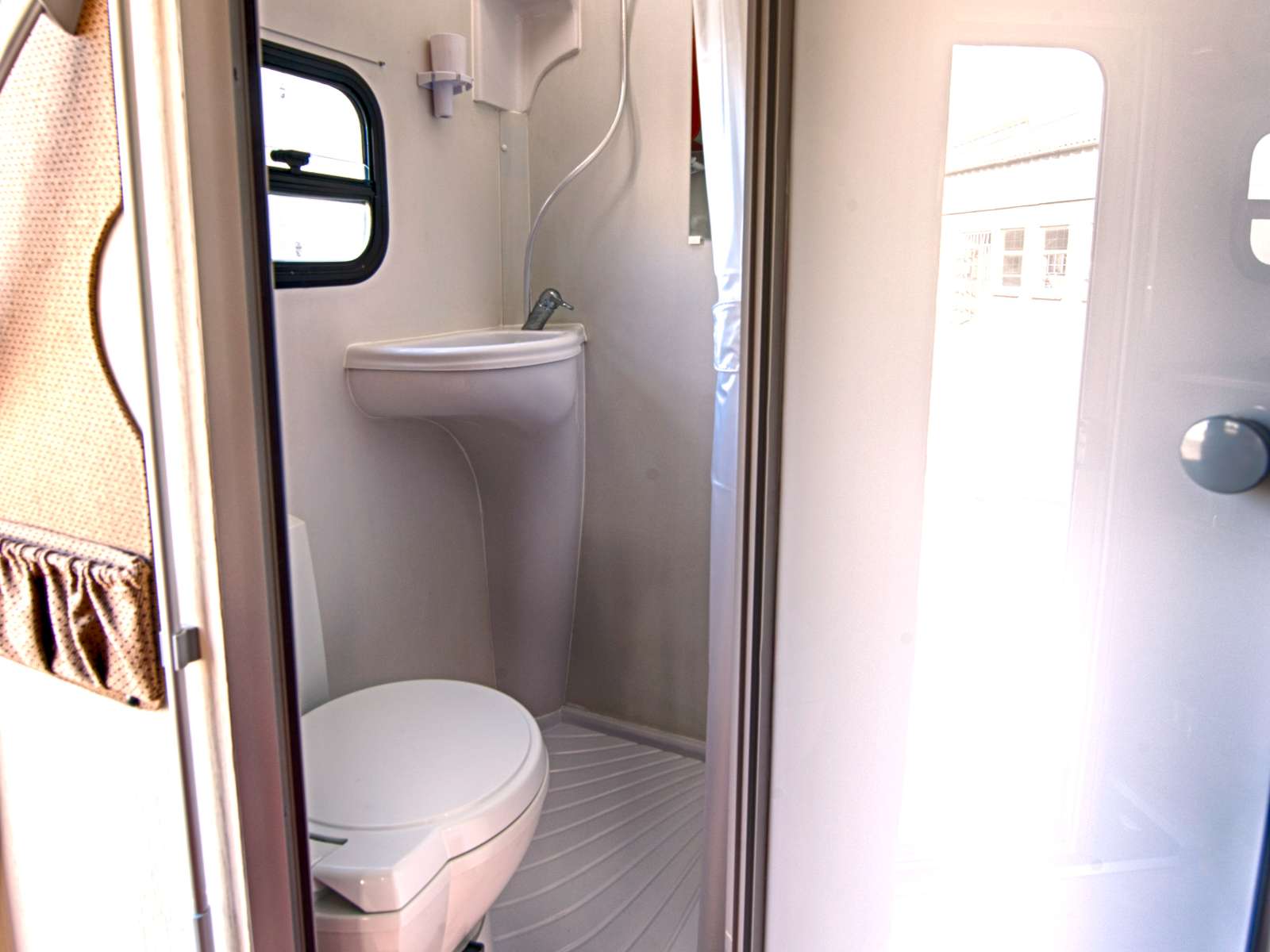 Bobo Campers Afrika Discoverer 4 And 6 Badkamer