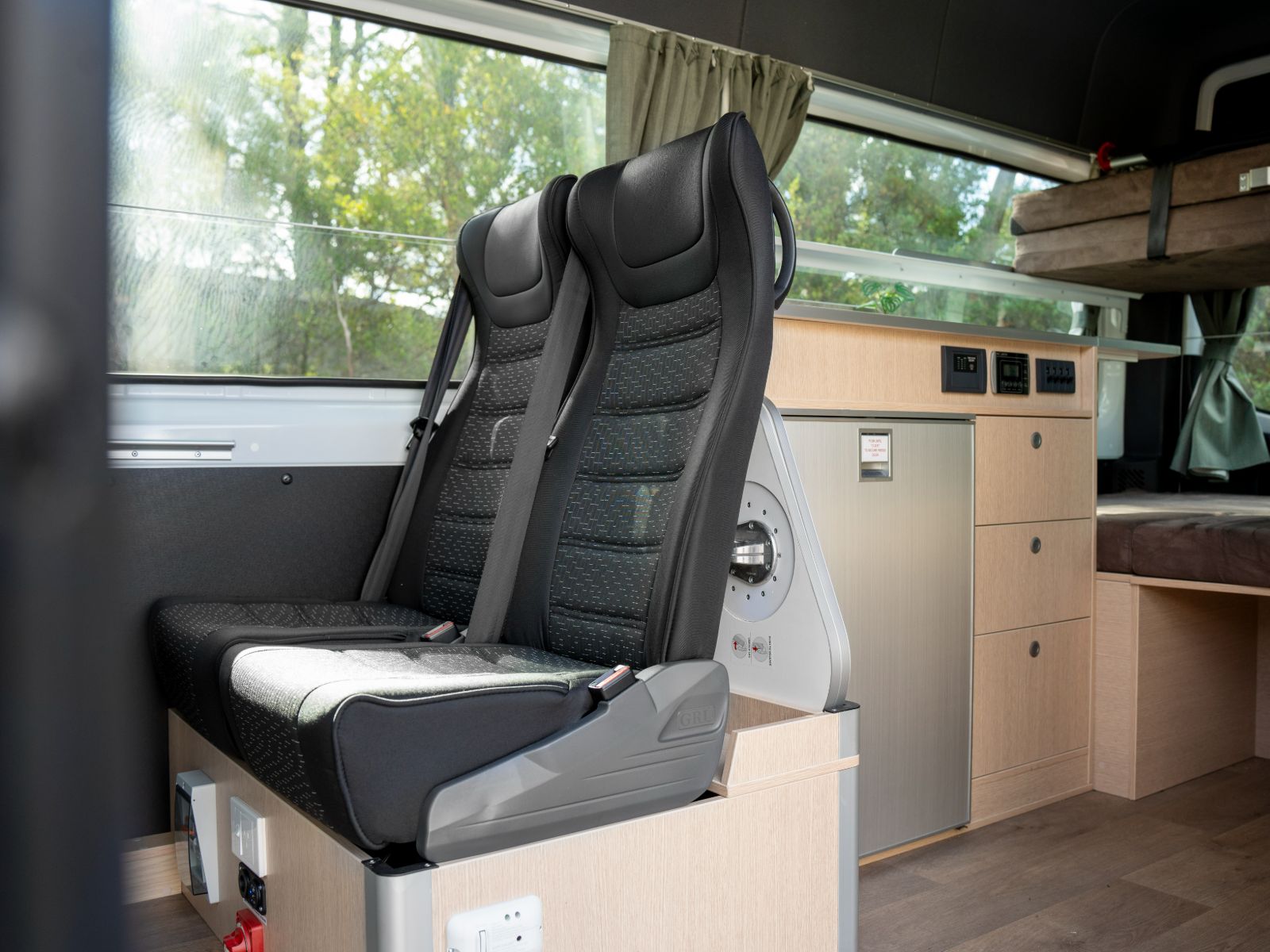 Britz, 2 Berth HiTop Zitgedeelte
