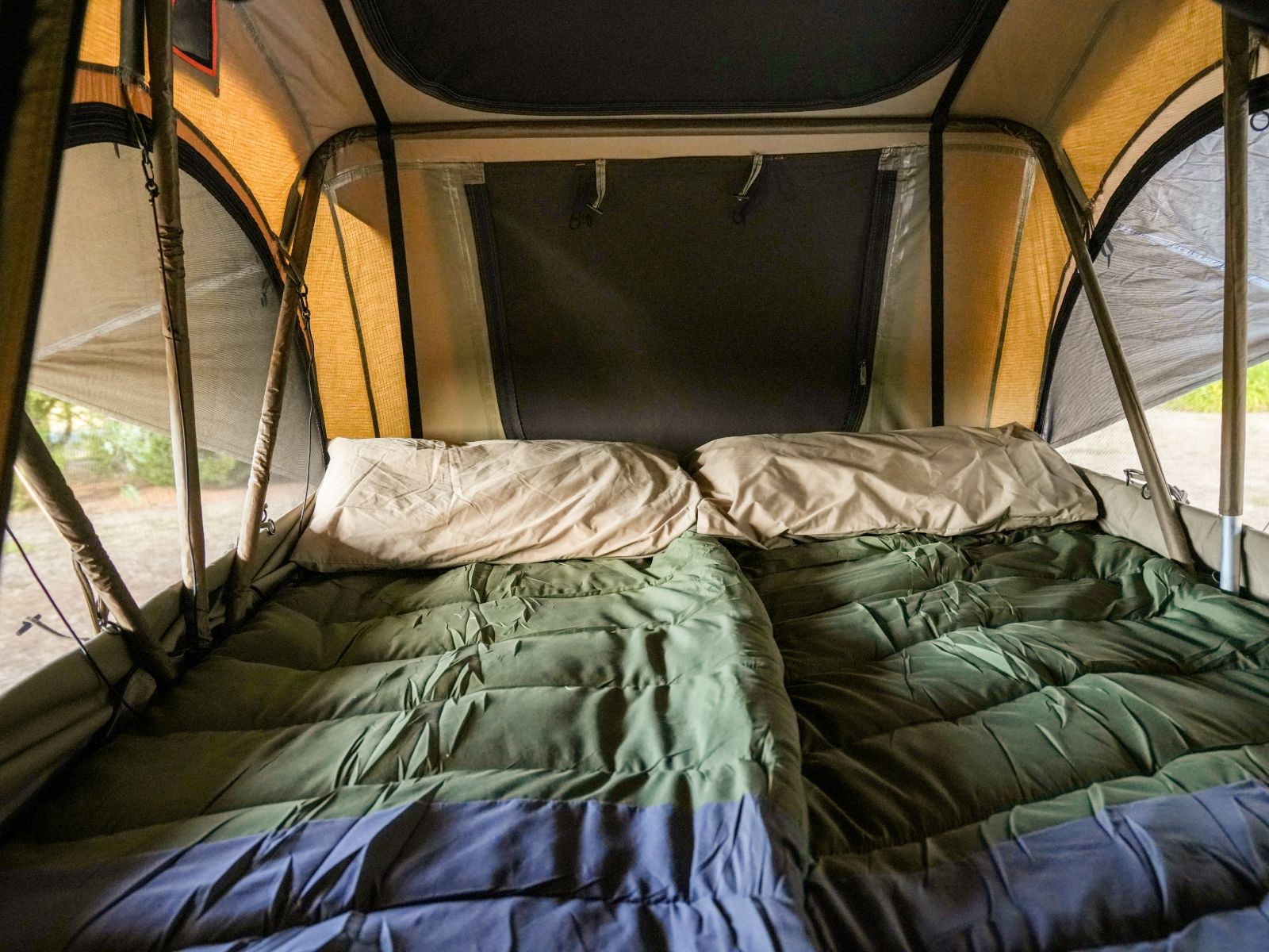 Britz, 5 Berth Safari 4WD Slaapgedeelte Op Camper