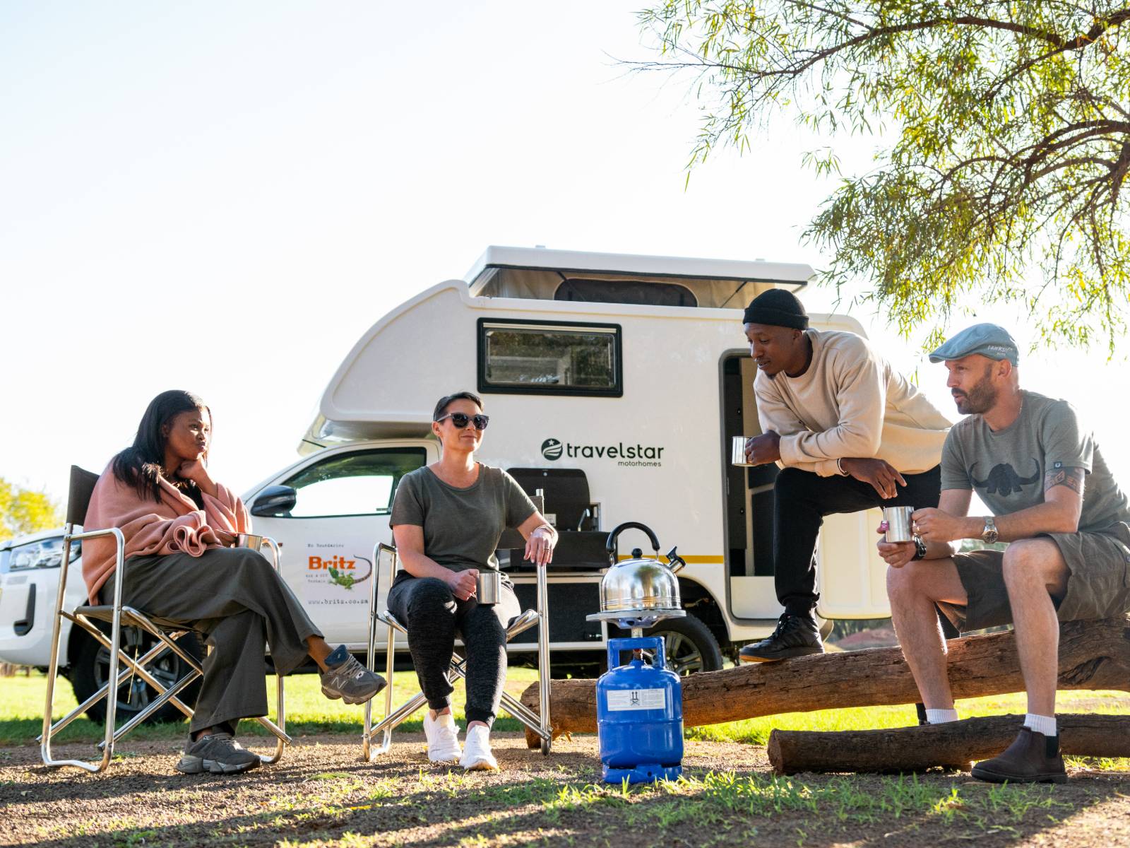 Britz Afrika Toyota Navi Single Cab Exterior Mensen Eten