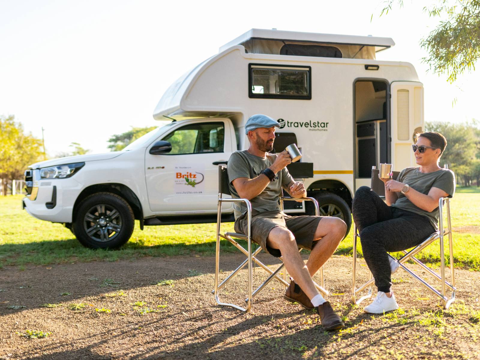 Britz Afrika Toyota Navi Single Cab Exterior Mensen