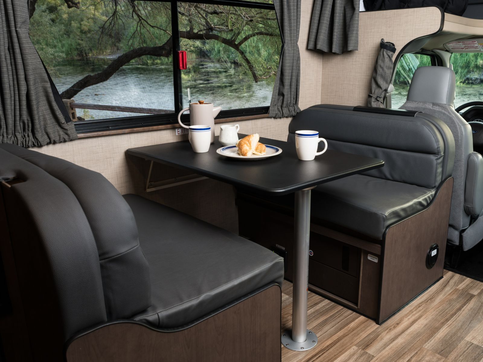 Cruise America, C25 Standard Zitgedeelte