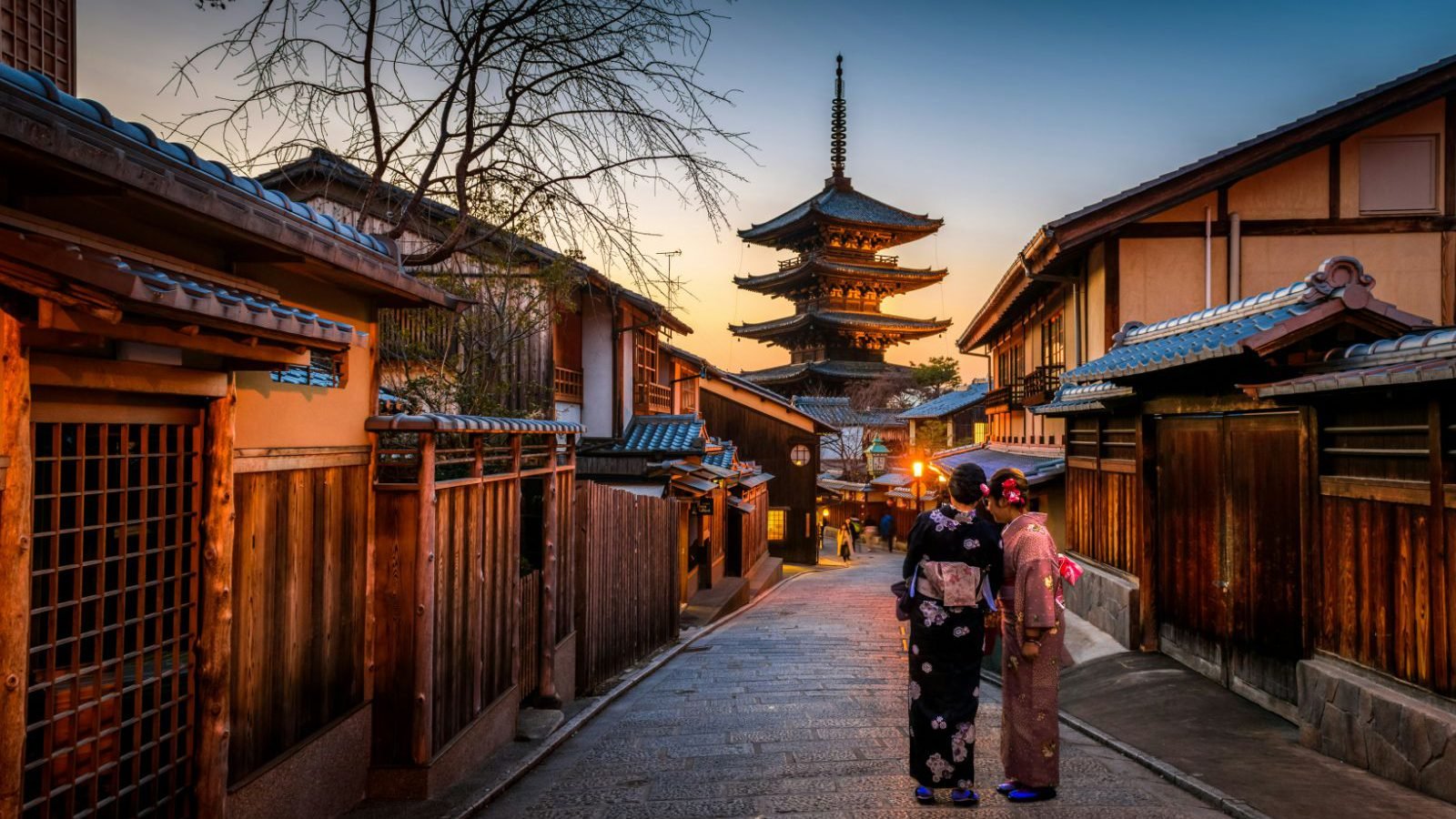Rondreis Japan, Kyoto, traditioneel geklede vrouwen op straat